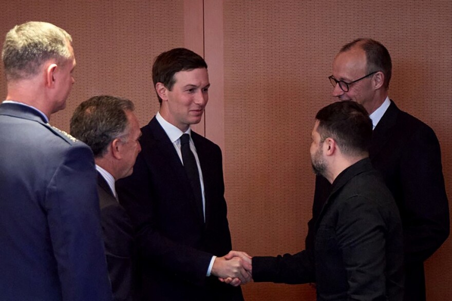 Στο Βερολίνο ο Ζελένσκι: Οι ΗΠΑ επιμένουν να παραχωρήσει η Ουκρανία το Ντονμπάς, ο ρόλος του Κούσνερ και το σχέδιο για την άμυνα