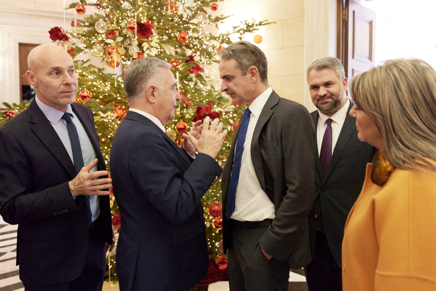 Μέσα στο Μαξίμου στη χαλαρή συνάντηση Μητσοτάκη με βουλευτές της ΝΔ: Η οικογενειακή φωτογραφία, η γραβάτα με τους τσολιάδες και το γούρι