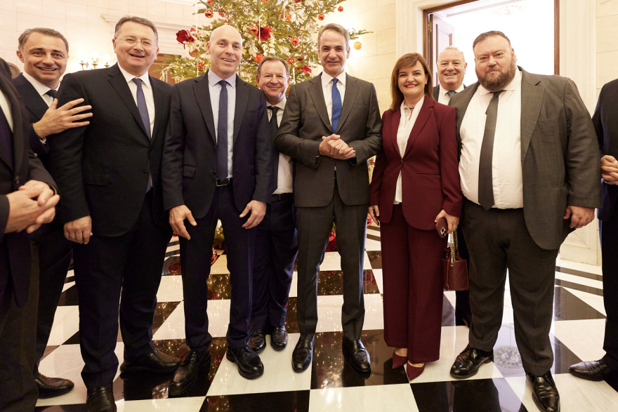 Μέσα στο Μαξίμου στη χαλαρή συνάντηση Μητσοτάκη με βουλευτές της ΝΔ: Η οικογενειακή φωτογραφία, η γραβάτα με τους τσολιάδες και το γούρι