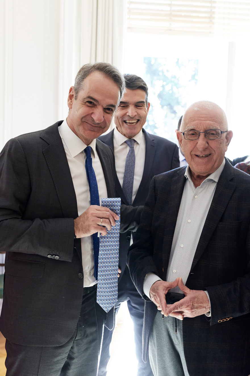 Μέσα στο Μαξίμου στη χαλαρή συνάντηση Μητσοτάκη με βουλευτές της ΝΔ: Η οικογενειακή φωτογραφία, η γραβάτα με τους τσολιάδες και το γούρι