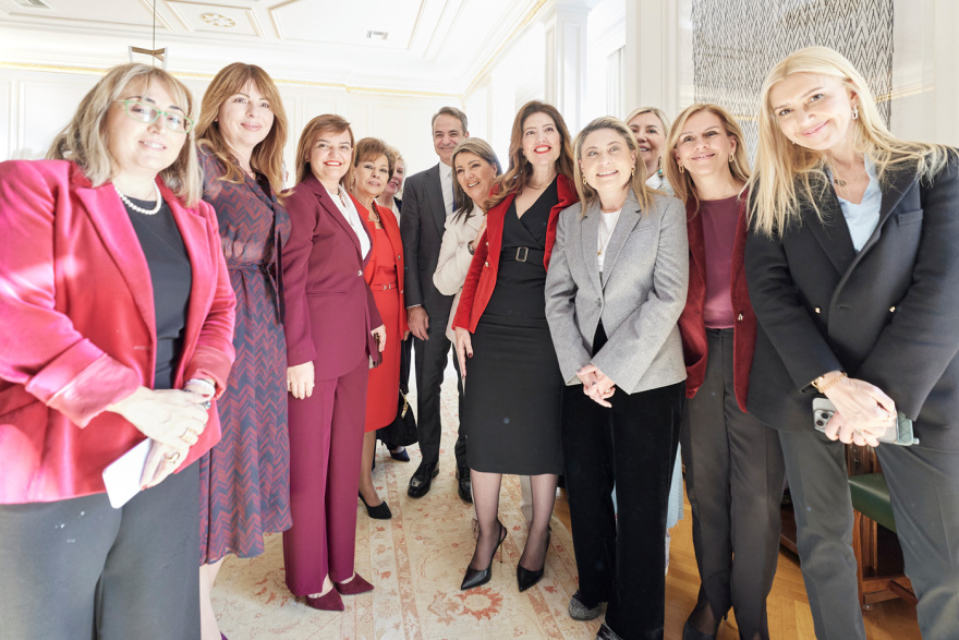 Μέσα στο Μαξίμου στη χαλαρή συνάντηση Μητσοτάκη με βουλευτές της ΝΔ: Η οικογενειακή φωτογραφία, η γραβάτα με τους τσολιάδες και το γούρι