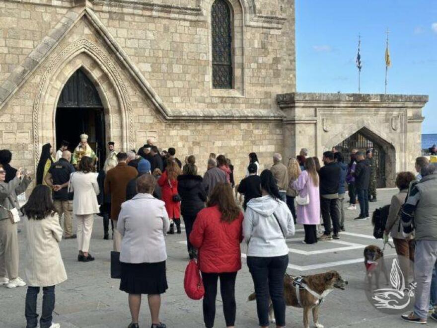 Πιστοί με μικρά και μεγάλα ζώα συμμετείχαν σε εκκλησιασμό στη Ρόδο, δείτε φωτογραφίες