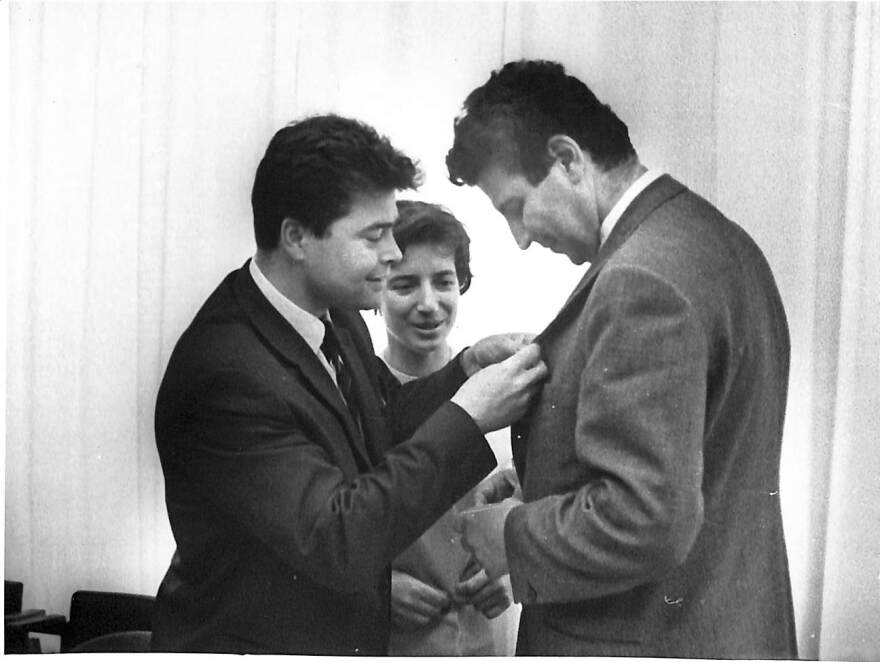 «Μίκης Θεοδωράκης 100»: Τα πούρα-δώρο του Φιντέλ Κάστρο και η εξομολόγηση ψυχής στους γονείς του, δείτε φωτογραφίες