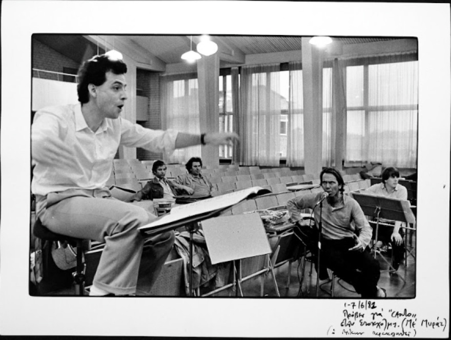 «Μίκης Θεοδωράκης 100»: Τα πούρα-δώρο του Φιντέλ Κάστρο και η εξομολόγηση ψυχής στους γονείς του, δείτε φωτογραφίες