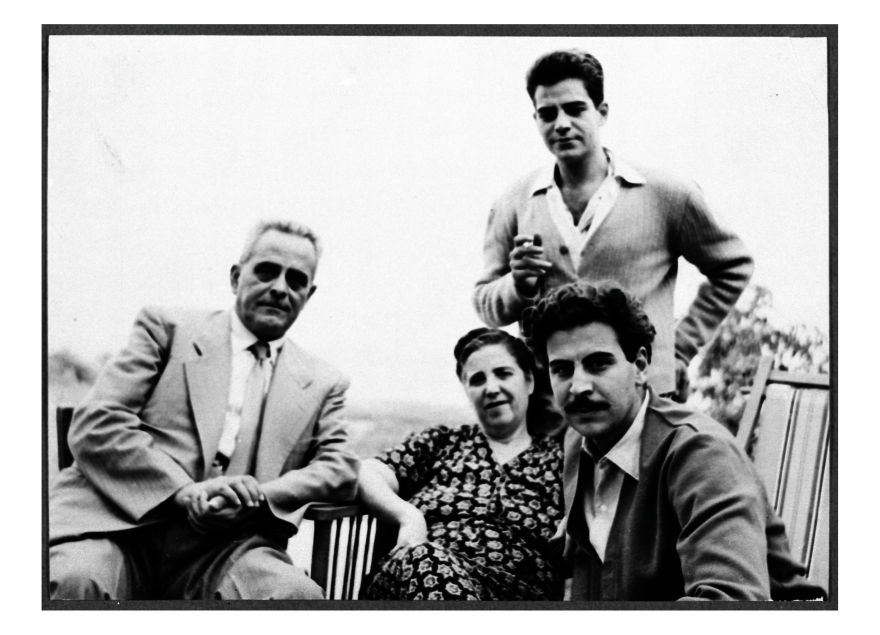 «Μίκης Θεοδωράκης 100»: Τα πούρα-δώρο του Φιντέλ Κάστρο και η εξομολόγηση ψυχής στους γονείς του, δείτε φωτογραφίες