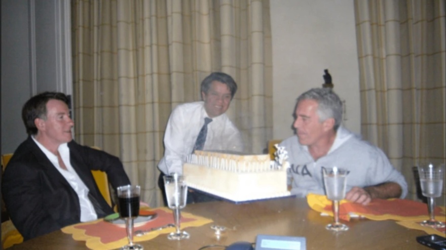 Στο φως χιλιάδες αρχεία για τον Έπσταϊν, άλλα γνωστά και άλλα για πρώτη φορά: Στη δημοσιότητα φωτογραφίες με Κλίντον, Μάικλ Τζάκσον και Μικ Τζάγκερ
