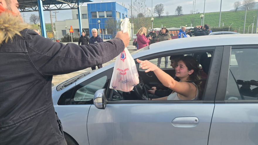 Οι αγρότες σήκωσαν τις μπάρες σε διόδια, μέχρι πότε και σε ποια σημεία θα είναι ανοικτές - Δείτε βίντεο από Σοφάδες, Ωραιόκαστρο και Νίκαια
