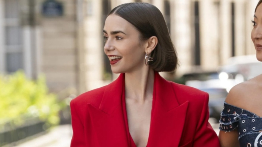 Το Emily in Paris στην Ελλάδα; Η Λίλι Κόλλινς κάνει γυρίσματα στην Ευρώπη και φουντώνουν τα σενάρια για... ελληνική απόδραση
