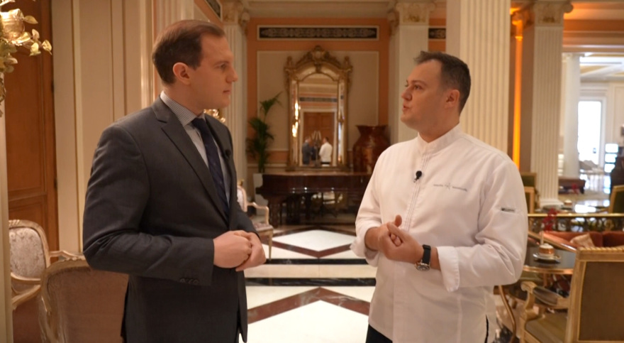 Στο «Μεγάλη Βρεταννία» με τον executive chef: Το μενού των εορτών, τα μυστικά και οι ιστορίες του εμβληματικού ξενοδοχείου