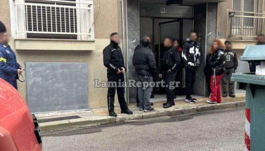 Λαμία: Άνδρας κλείστηκε σε διαμέρισμα πολυκατοικίας στη Λαμία και απειλούσε να βάλει φωτιά, δείτε βίντεο