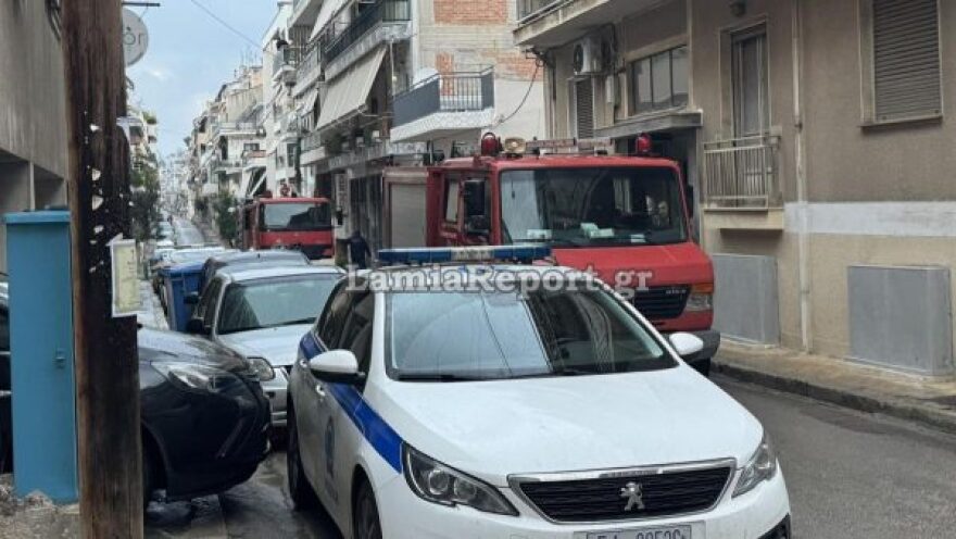 Λαμία: Άνδρας κλείστηκε σε διαμέρισμα πολυκατοικίας στη Λαμία και απειλούσε να βάλει φωτιά, δείτε βίντεο