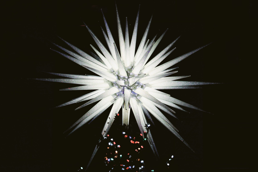 Christmas business: Η «βιομηχανία» των Χριστουγέννων από τις ευχετήριες κάρτες μέχρι τον κινηματογράφο και τη μουσική, ποιοι έβγαλαν τρελά λεφτά