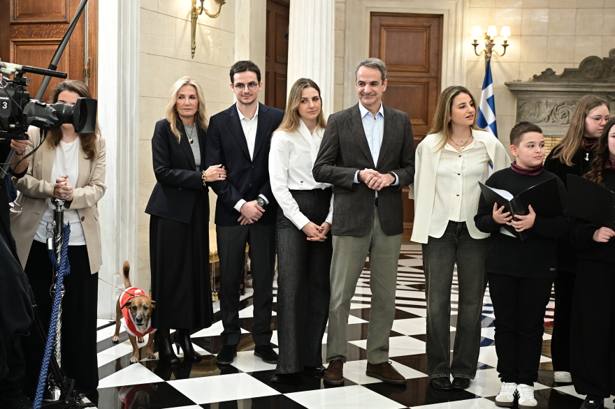 Τα χριστουγεννιάτικα κάλαντα στον Kυριάκο Μητσοτάκη από το Μουσικό Σχολείο Αλίμου (pics+vid) | Ειδήσεις για την Οικονομία