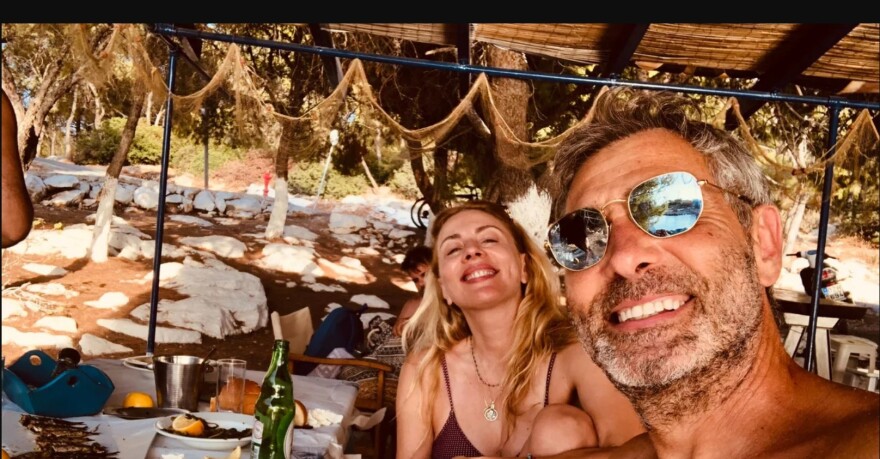 Σμαράγδα Καρύδη - Θοδωρής Αθερίδης: 23 χρόνια μαζί στη ζωή, στη σκηνή και στην οθόνη, το άλμπουμ της κοινής τους διαδρομής