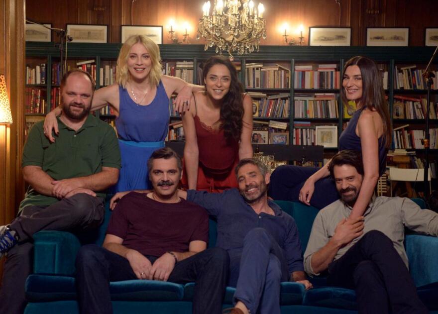 Σμαράγδα Καρύδη - Θοδωρής Αθερίδης: 23 χρόνια μαζί στη ζωή, στη σκηνή και στην οθόνη, το άλμπουμ της κοινής τους διαδρομής