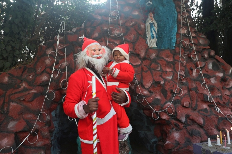 &Chi;&rho;&iota;&sigma;&tau;&omicron;ύ&gamma;&epsilon;&nu;&nu;&alpha; &alpha;&nu;ά &tau;&omicron;&nu; &kappa;ό&sigma;&mu;&omicron;: &Pi;ώ&sigmaf; &gamma;&iota;ό&rho;&tau;&alpha;&sigma;&alpha;&nu; &alpha;&pi;ό &tau;&eta;&nu; &epsilon;&mu;&pi;ό&lambda;&epsilon;&mu;&eta; &Omicron;&upsilon;&kappa;&rho;&alpha;&nu;ί&alpha; &mu;έ&chi;&rho;&iota; &tau;&eta; &Beta;&eta;&theta;&lambda;&epsilon;έ&mu; &kappa;&iota; &alpha;&pi;ό &tau;&iota;&sigmaf; &phi;&alpha;&beta;έ&lambda;&epsilon;&sigmaf; &tau;&omicron;&upsilon; &Sigma;ά&omicron; &Pi;ά&omicron;&lambda;&omicron; &mu;έ&chi;&rho;&iota; &tau;&omicron; &Pi;&alpha;&kappa;&iota;&sigma;&tau;ά&nu;, &delta;&epsilon;ί&tau;&epsilon; &phi;&omega;&tau;&omicron;&gamma;&rho;&alpha;&phi;ί&epsilon;&sigmaf;