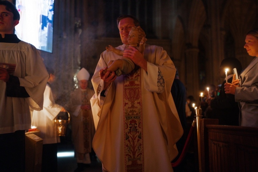 &Chi;&rho;&iota;&sigma;&tau;&omicron;ύ&gamma;&epsilon;&nu;&nu;&alpha; &alpha;&nu;ά &tau;&omicron;&nu; &kappa;ό&sigma;&mu;&omicron;: &Pi;ώ&sigmaf; &gamma;&iota;ό&rho;&tau;&alpha;&sigma;&alpha;&nu; &alpha;&pi;ό &tau;&eta;&nu; &epsilon;&mu;&pi;ό&lambda;&epsilon;&mu;&eta; &Omicron;&upsilon;&kappa;&rho;&alpha;&nu;ί&alpha; &mu;έ&chi;&rho;&iota; &tau;&eta; &Beta;&eta;&theta;&lambda;&epsilon;έ&mu; &kappa;&iota; &alpha;&pi;ό &tau;&iota;&sigmaf; &phi;&alpha;&beta;έ&lambda;&epsilon;&sigmaf; &tau;&omicron;&upsilon; &Sigma;ά&omicron; &Pi;ά&omicron;&lambda;&omicron; &mu;έ&chi;&rho;&iota; &tau;&omicron; &Pi;&alpha;&kappa;&iota;&sigma;&tau;ά&nu;, &delta;&epsilon;ί&tau;&epsilon; &phi;&omega;&tau;&omicron;&gamma;&rho;&alpha;&phi;ί&epsilon;&sigmaf;