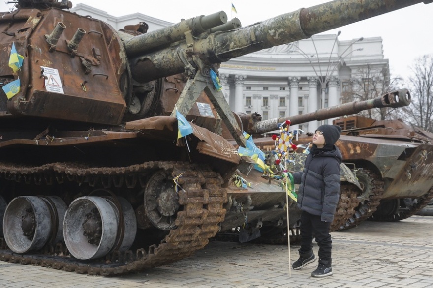 &Chi;&rho;&iota;&sigma;&tau;&omicron;ύ&gamma;&epsilon;&nu;&nu;&alpha; &alpha;&nu;ά &tau;&omicron;&nu; &kappa;ό&sigma;&mu;&omicron;: &Pi;ώ&sigmaf; &gamma;&iota;ό&rho;&tau;&alpha;&sigma;&alpha;&nu; &alpha;&pi;ό &tau;&eta;&nu; &epsilon;&mu;&pi;ό&lambda;&epsilon;&mu;&eta; &Omicron;&upsilon;&kappa;&rho;&alpha;&nu;ί&alpha; &mu;έ&chi;&rho;&iota; &tau;&eta; &Beta;&eta;&theta;&lambda;&epsilon;έ&mu; &kappa;&iota; &alpha;&pi;ό &tau;&iota;&sigmaf; &phi;&alpha;&beta;έ&lambda;&epsilon;&sigmaf; &tau;&omicron;&upsilon; &Sigma;ά&omicron; &Pi;ά&omicron;&lambda;&omicron; &mu;έ&chi;&rho;&iota; &tau;&omicron; &Pi;&alpha;&kappa;&iota;&sigma;&tau;ά&nu;, &delta;&epsilon;ί&tau;&epsilon; &phi;&omega;&tau;&omicron;&gamma;&rho;&alpha;&phi;ί&epsilon;&sigmaf;