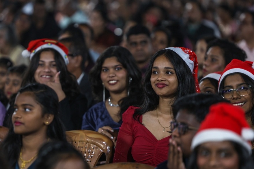 &Chi;&rho;&iota;&sigma;&tau;&omicron;ύ&gamma;&epsilon;&nu;&nu;&alpha; &alpha;&nu;ά &tau;&omicron;&nu; &kappa;ό&sigma;&mu;&omicron;: &Pi;ώ&sigmaf; &gamma;&iota;ό&rho;&tau;&alpha;&sigma;&alpha;&nu; &alpha;&pi;ό &tau;&eta;&nu; &epsilon;&mu;&pi;ό&lambda;&epsilon;&mu;&eta; &Omicron;&upsilon;&kappa;&rho;&alpha;&nu;ί&alpha; &mu;έ&chi;&rho;&iota; &tau;&eta; &Beta;&eta;&theta;&lambda;&epsilon;έ&mu; &kappa;&iota; &alpha;&pi;ό &tau;&iota;&sigmaf; &phi;&alpha;&beta;έ&lambda;&epsilon;&sigmaf; &tau;&omicron;&upsilon; &Sigma;ά&omicron; &Pi;ά&omicron;&lambda;&omicron; &mu;έ&chi;&rho;&iota; &tau;&omicron; &Pi;&alpha;&kappa;&iota;&sigma;&tau;ά&nu;, &delta;&epsilon;ί&tau;&epsilon; &phi;&omega;&tau;&omicron;&gamma;&rho;&alpha;&phi;ί&epsilon;&sigmaf;