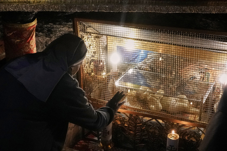 &Chi;&rho;&iota;&sigma;&tau;&omicron;ύ&gamma;&epsilon;&nu;&nu;&alpha; &alpha;&nu;ά &tau;&omicron;&nu; &kappa;ό&sigma;&mu;&omicron;: &Pi;ώ&sigmaf; &gamma;&iota;ό&rho;&tau;&alpha;&sigma;&alpha;&nu; &alpha;&pi;ό &tau;&eta;&nu; &epsilon;&mu;&pi;ό&lambda;&epsilon;&mu;&eta; &Omicron;&upsilon;&kappa;&rho;&alpha;&nu;ί&alpha; &mu;έ&chi;&rho;&iota; &tau;&eta; &Beta;&eta;&theta;&lambda;&epsilon;έ&mu; &kappa;&iota; &alpha;&pi;ό &tau;&iota;&sigmaf; &phi;&alpha;&beta;έ&lambda;&epsilon;&sigmaf; &tau;&omicron;&upsilon; &Sigma;ά&omicron; &Pi;ά&omicron;&lambda;&omicron; &mu;έ&chi;&rho;&iota; &tau;&omicron; &Pi;&alpha;&kappa;&iota;&sigma;&tau;ά&nu;, &delta;&epsilon;ί&tau;&epsilon; &phi;&omega;&tau;&omicron;&gamma;&rho;&alpha;&phi;ί&epsilon;&sigmaf;