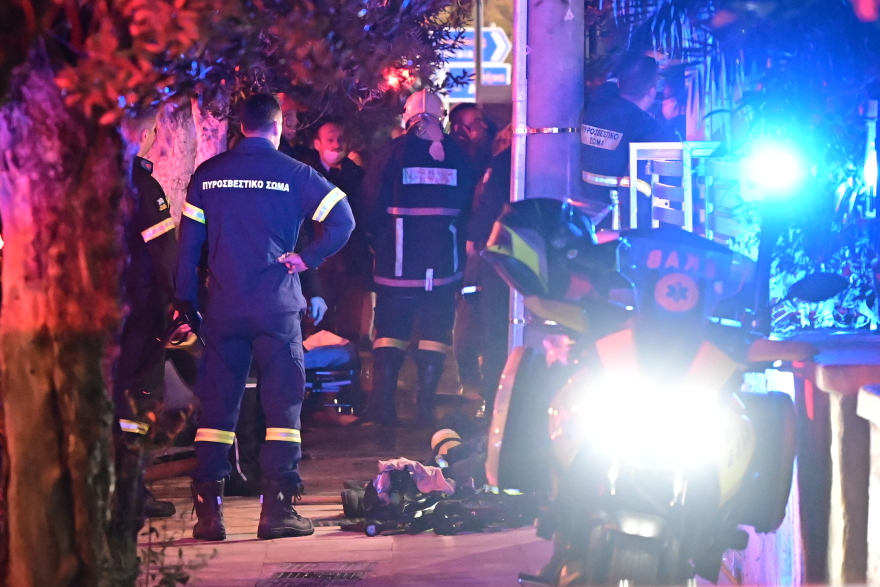 Χωρίς τις αισθήσεις τους δύο άνδρες που εγκλωβίστηκαν σε φωτιά σε διαμέρισμα στην Καλλιθέα