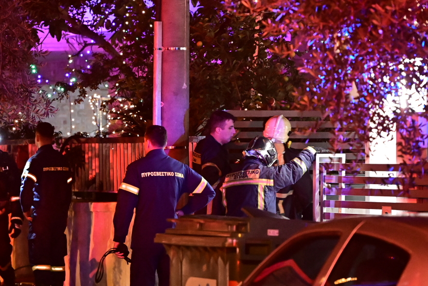 Χωρίς τις αισθήσεις τους δύο άνδρες που εγκλωβίστηκαν σε φωτιά σε διαμέρισμα στην Καλλιθέα