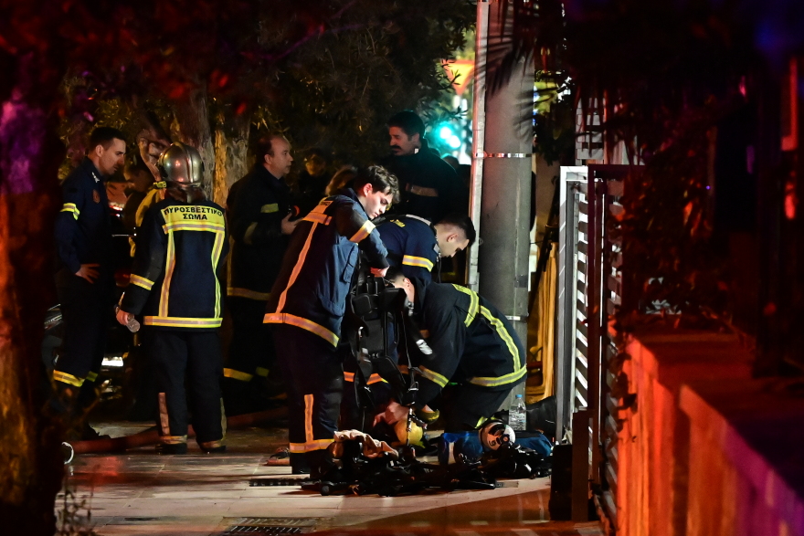 Χωρίς τις αισθήσεις τους δύο άνδρες που εγκλωβίστηκαν σε φωτιά σε διαμέρισμα στην Καλλιθέα
