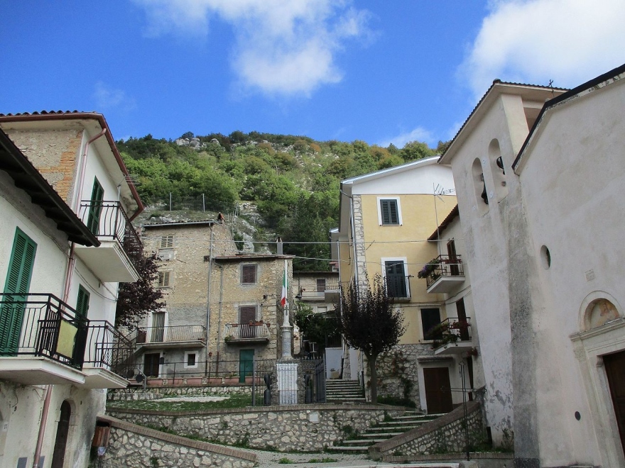 Ιταλοί κάτοικοι αρχαίου χωριού γιόρτασαν το πρώτο μωρό που γεννήθηκε εδώ και 30 χρόνια