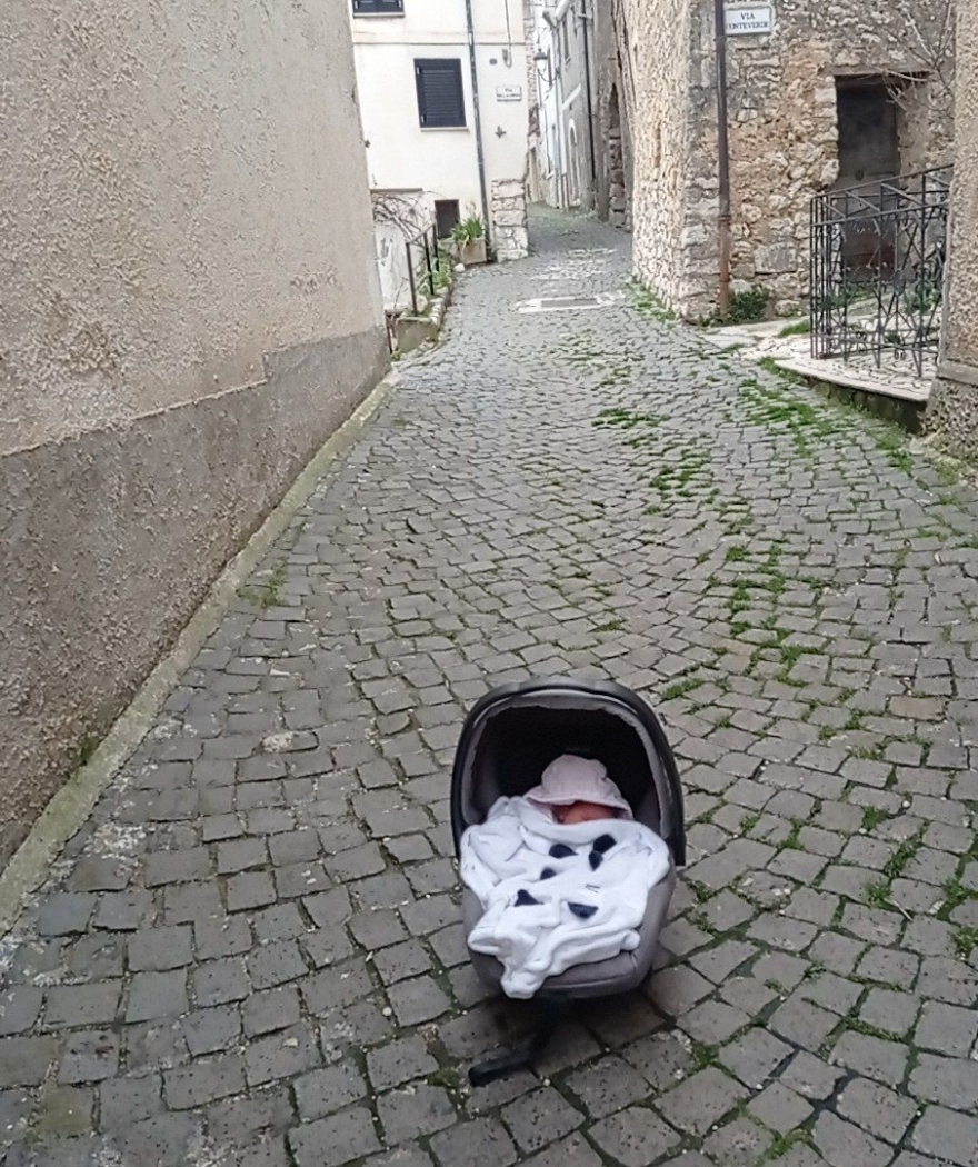 Ιταλοί κάτοικοι αρχαίου χωριού γιόρτασαν το πρώτο μωρό που γεννήθηκε εδώ και 30 χρόνια