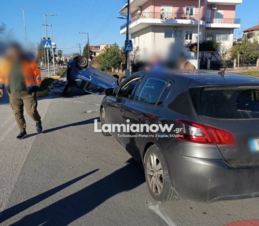Λαμία: Αυτοκίνητο αναποδογύρισε στη μέση του δρόμου μετά από τροχαίο, τραυματίστηκε ένας ηλικιωμένος, δείτε βίντεο