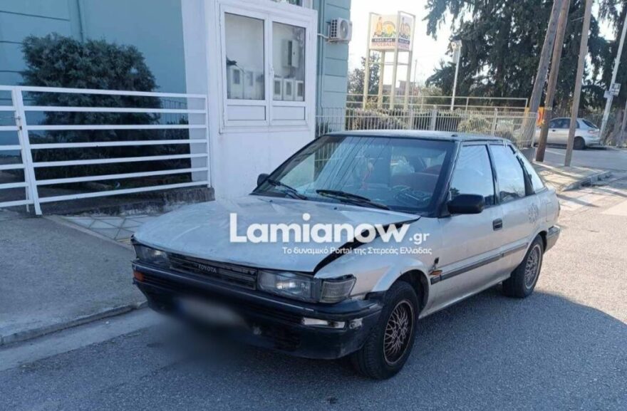 Λαμία: Αυτοκίνητο αναποδογύρισε στη μέση του δρόμου μετά από τροχαίο, τραυματίστηκε ένας ηλικιωμένος, δείτε βίντεο