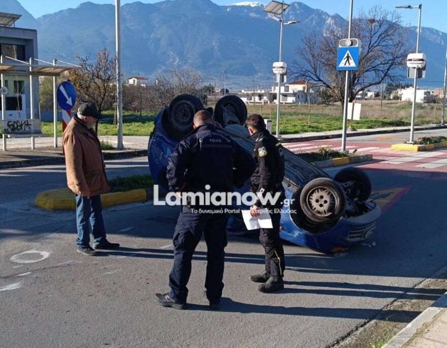 Λαμία: Αυτοκίνητο αναποδογύρισε στη μέση του δρόμου μετά από τροχαίο, τραυματίστηκε ένας ηλικιωμένος, δείτε βίντεο