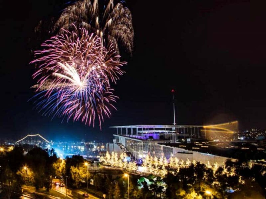Ρεβεγιόν Πρωτοχρονιάς για όλους στην Αθήνα με Φουρέιρα, Μαραβέγια, Μόρφη και εντυπωσιακά drone σόου 