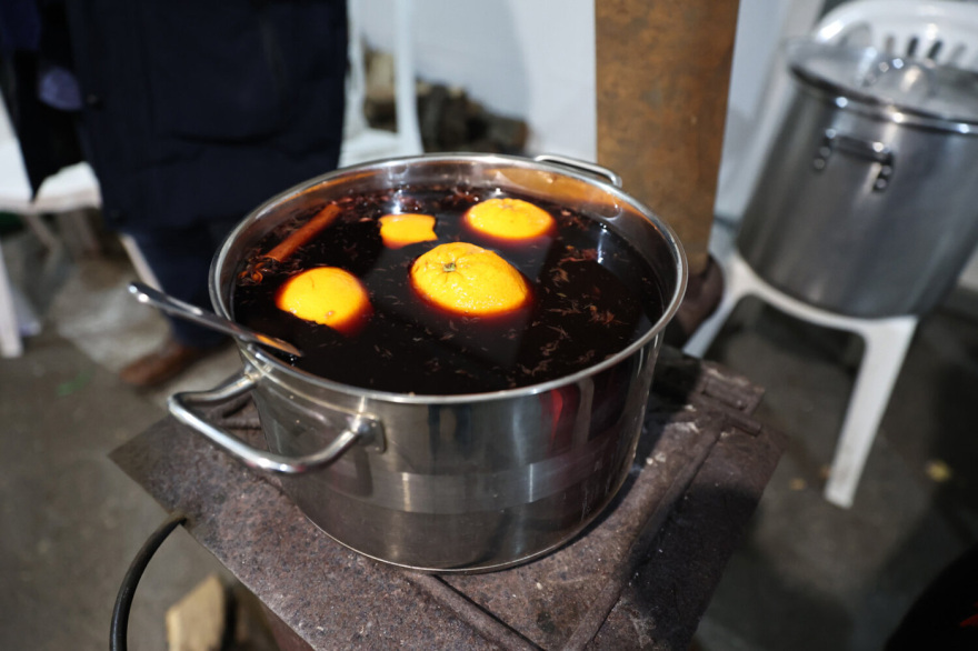 Με μουσική, φαγητό και... gluhwein κάνουν πρωτοχρονιάτικο ρεβεγιόν οι αγρότες στο μπλόκο της Νίκαιας, δείτε βίντεο και φωτογραφίες