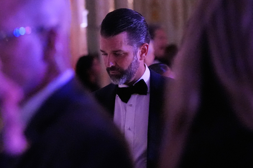 Ό&lambda;&alpha; ό&sigma;&alpha; έ&gamma;&iota;&nu;&alpha;&nu; &sigma;&tau;&omicron; &rho;&epsilon;&beta;&epsilon;&gamma;&iota;ό&nu; &tau;&omicron;&upsilon; &Tau;&rho;&alpha;&mu;&pi;: &Eta; &alpha;&pi;&alpha;&sigma;&tau;&rho;ά&pi;&tau;&omicron;&upsilon;&sigma;&alpha; &Mu;&epsilon;&lambda;ά&nu;&iota;&alpha;, &tau;&omicron; &mu;ή&nu;&upsilon;&mu;&alpha; &laquo;&epsilon;&iota;&rho;ή&nu;&eta; &sigma;&tau;&eta; &Gamma;&eta;&raquo; &kappa;&alpha;&iota; &eta; &delta;&eta;&mu;&omicron;&pi;&rho;&alpha;&sigma;ί&alpha; &epsilon;&kappa;&alpha;&tau;&omicron;&mu;&mu;&upsilon;&rho;ί&omega;&nu;