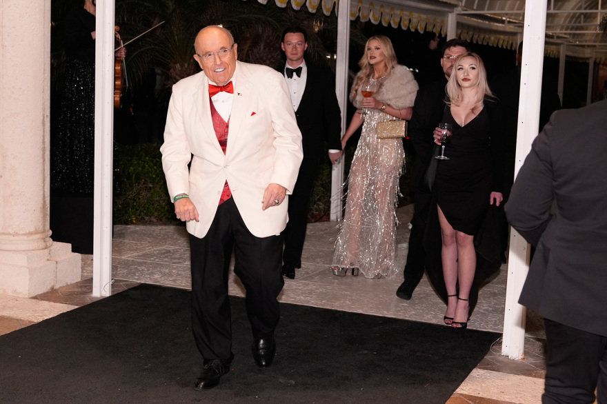 Ό&lambda;&alpha; ό&sigma;&alpha; έ&gamma;&iota;&nu;&alpha;&nu; &sigma;&tau;&omicron; &rho;&epsilon;&beta;&epsilon;&gamma;&iota;ό&nu; &tau;&omicron;&upsilon; &Tau;&rho;&alpha;&mu;&pi;: &Eta; &alpha;&pi;&alpha;&sigma;&tau;&rho;ά&pi;&tau;&omicron;&upsilon;&sigma;&alpha; &Mu;&epsilon;&lambda;ά&nu;&iota;&alpha;, &tau;&omicron; &mu;ή&nu;&upsilon;&mu;&alpha; &laquo;&epsilon;&iota;&rho;ή&nu;&eta; &sigma;&tau;&eta; &Gamma;&eta;&raquo; &kappa;&alpha;&iota; &eta; &delta;&eta;&mu;&omicron;&pi;&rho;&alpha;&sigma;ί&alpha; &epsilon;&kappa;&alpha;&tau;&omicron;&mu;&mu;&upsilon;&rho;ί&omega;&nu;