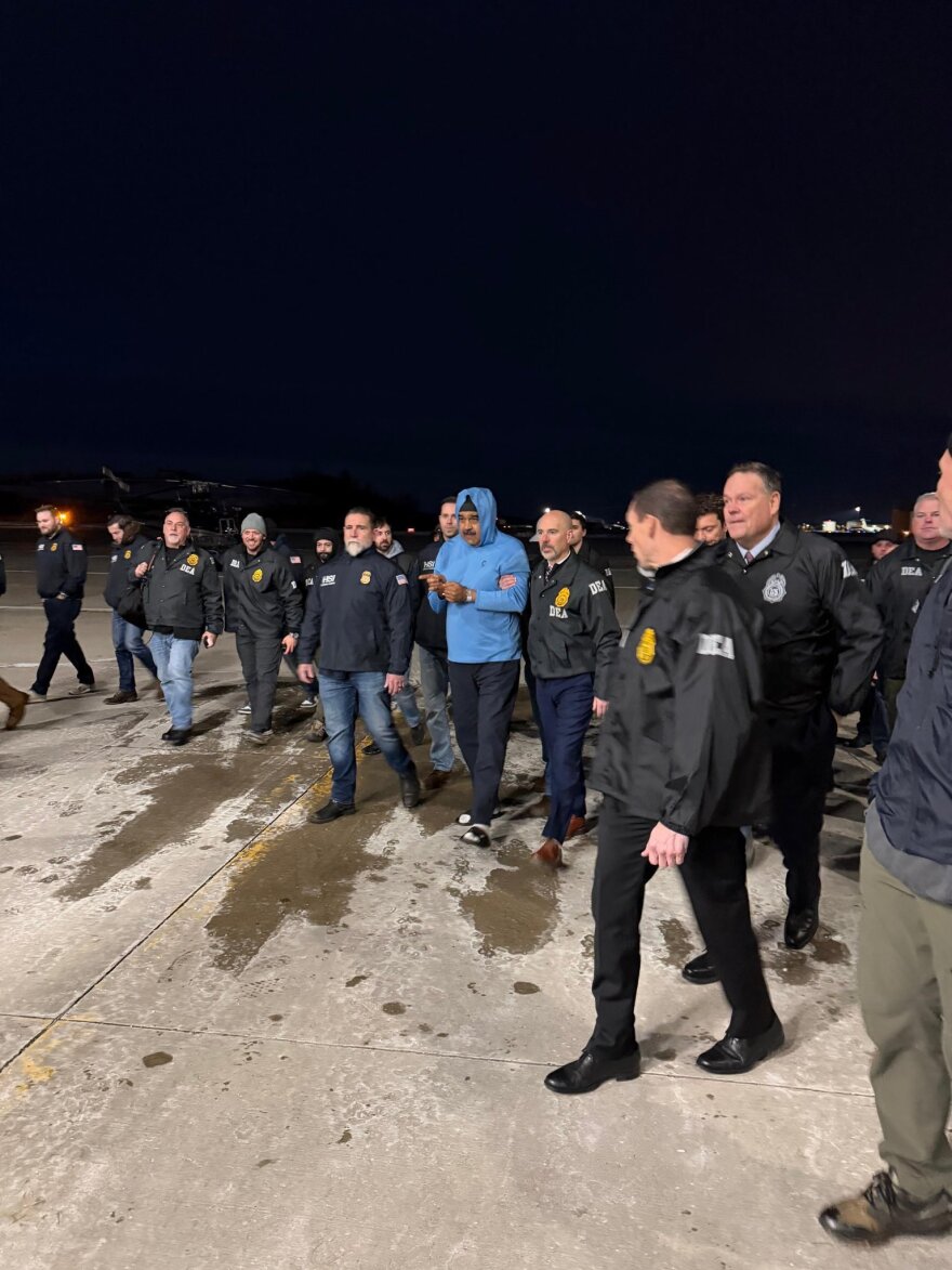 Ζακέτα, φούτερ, μπουφάν: Γιατί ο Μαδούρο εμφανιζόταν κάθε φορά ντυμένος αλλιώς μετά τη σύλληψή του