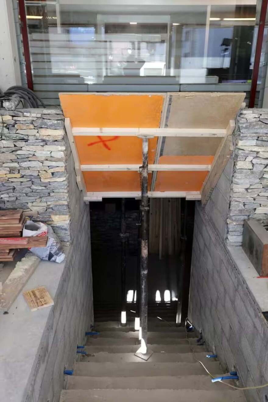 Φονική παγίδα στο Κραν Μοντανά: Η έξοδος κινδύνου ήταν πάντα κλειδωμένη γιατί πελάτες έφευγαν χωρίς να πληρώνουν, καταγγέλλει μπάρμαν