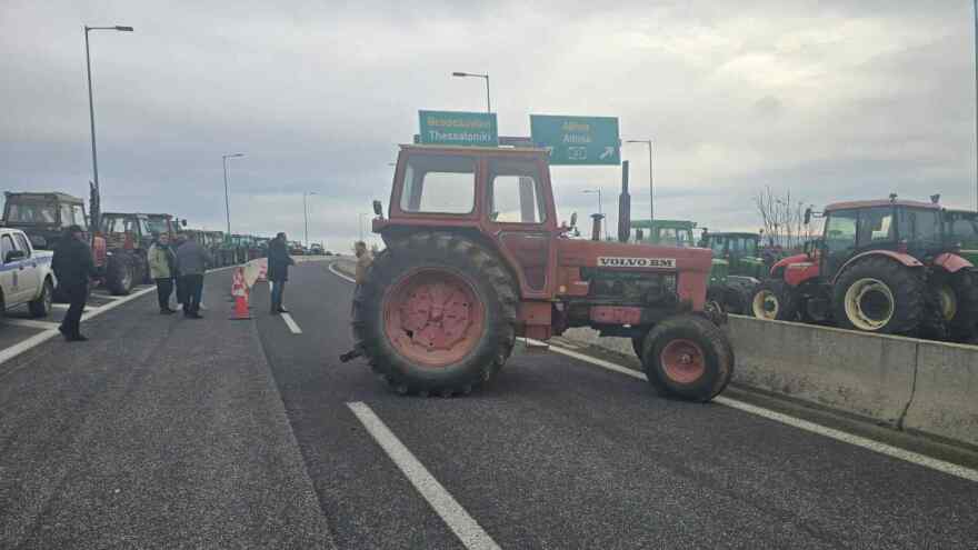 Οι αγρότες έκλεισαν την αερογέφυρα στη Νίκαια - Ανοιχτά για τα Θεοφάνια τα μπλόκα στη Μακεδονία, κλιμάκωση Πέμπτη και Παρασκευή
