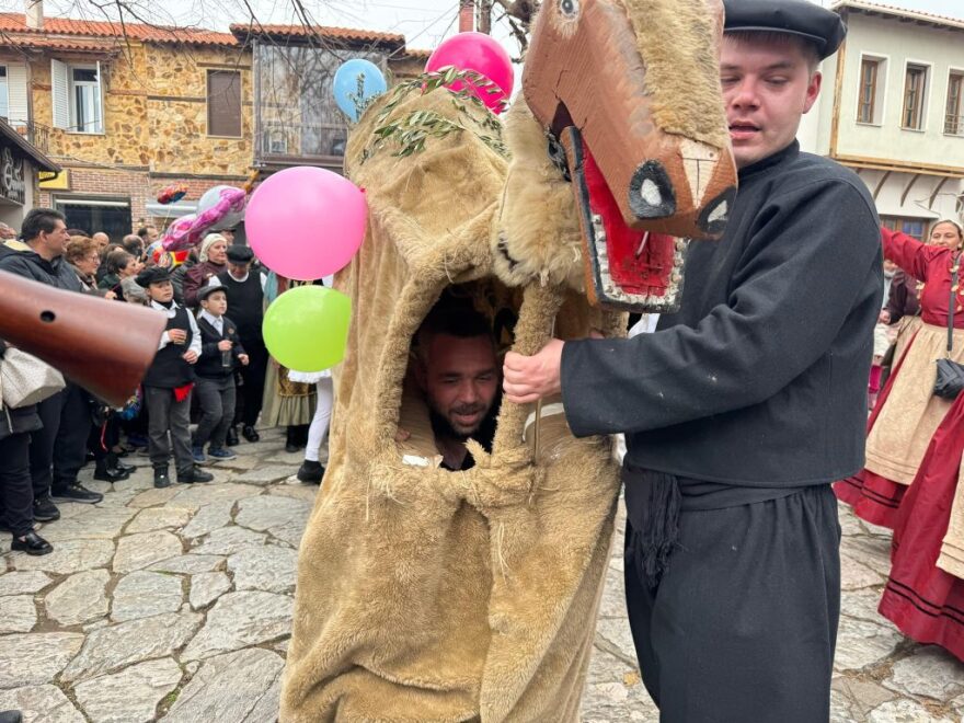 Ραγκουτσάρια, Καμήλες και Τζαμαλάρια: Τα έθιμα που αναβιώνουν στη Βόρεια Ελλάδα για τα Θεοφάνια