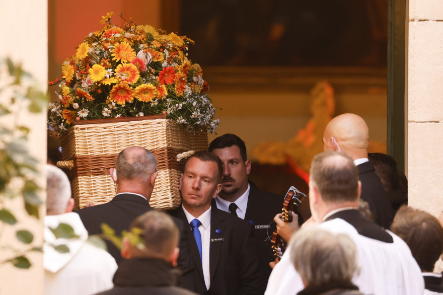 Σε οικογενειακό τάφο με θέα τη θάλασσα το τελευταίο αντίο στην Μπριζίτ Μπαρντό: Μείνε μαζί μου μέχρι να έρθω, είπε η 87χρονη αδερφή της ηθοποιού 