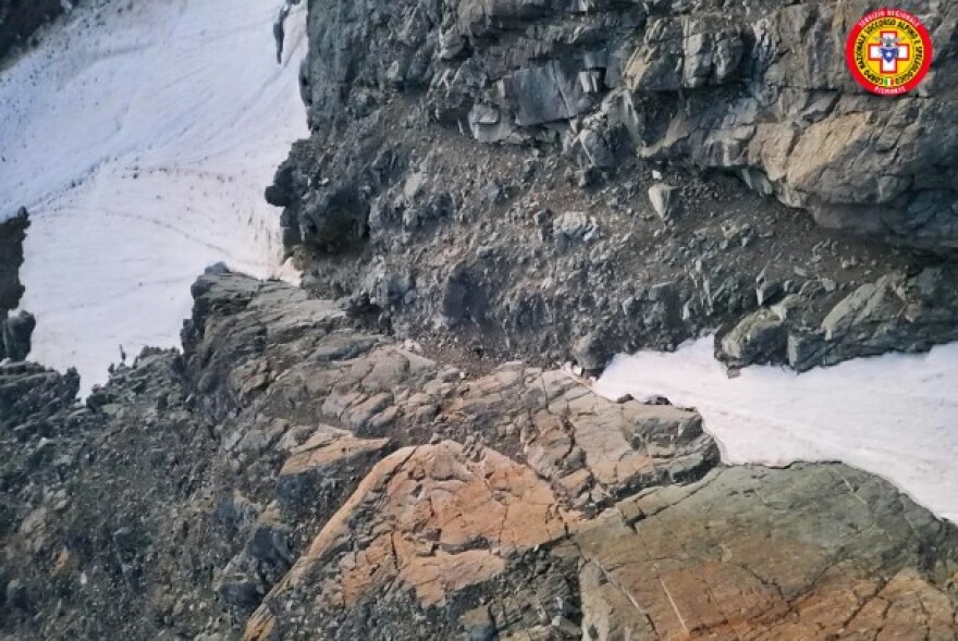 Ένα κόκκινο σημάδι στο χιόνι: Πώς το AI έλυσε το μυστήριο ενός αγνοούμενου ορειβάτη