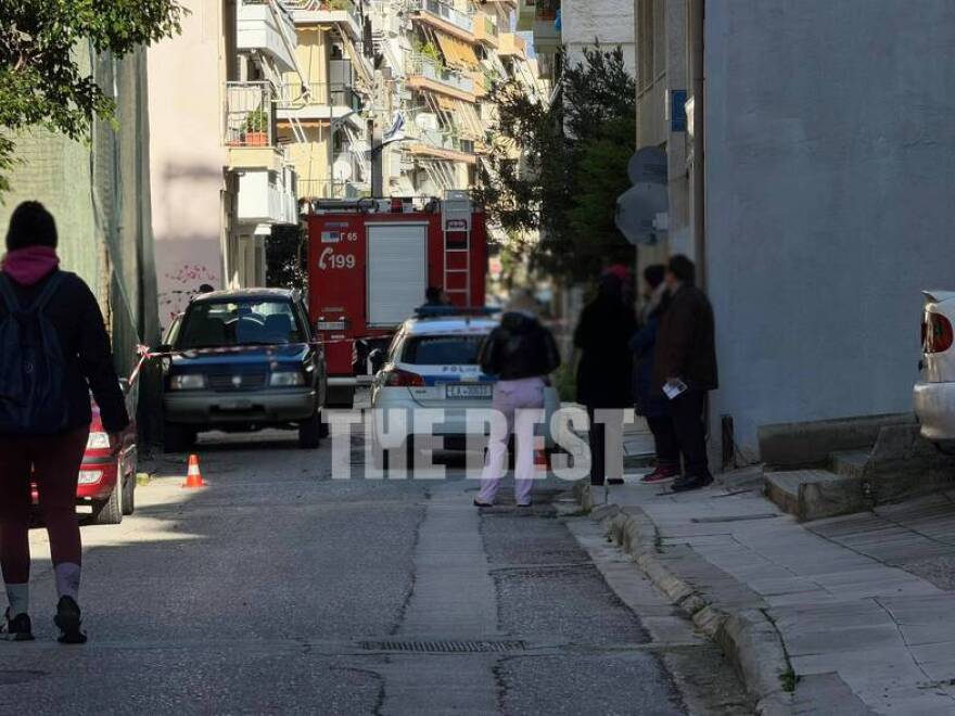 Πάτρα: Γυναίκα απειλεί να πέσει από ταράτσα πολυκατοικίας, δείτε βίντεο και φωτογραφίες