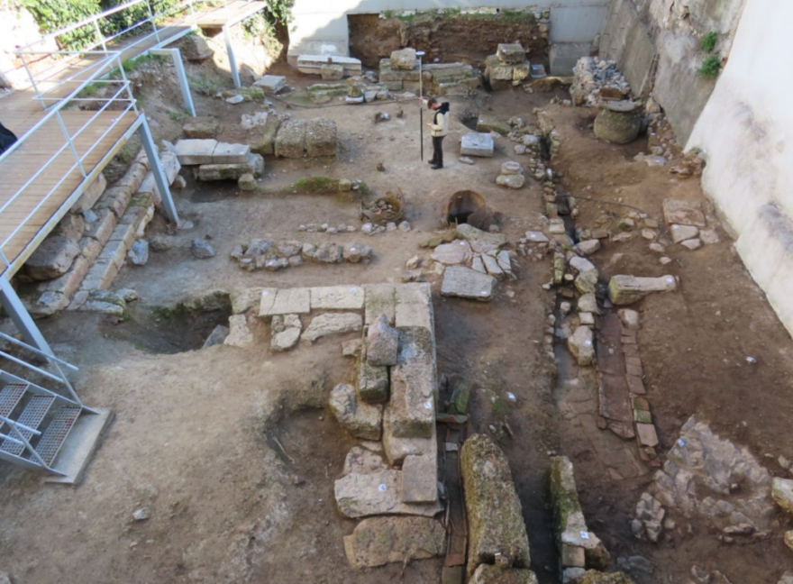 Αποκαλύφθηκαν αρχαιότητες στην αυλή της «Οικίας Κοκοβίκου» στην Πλάκα, δείτε φωτογραφίες

