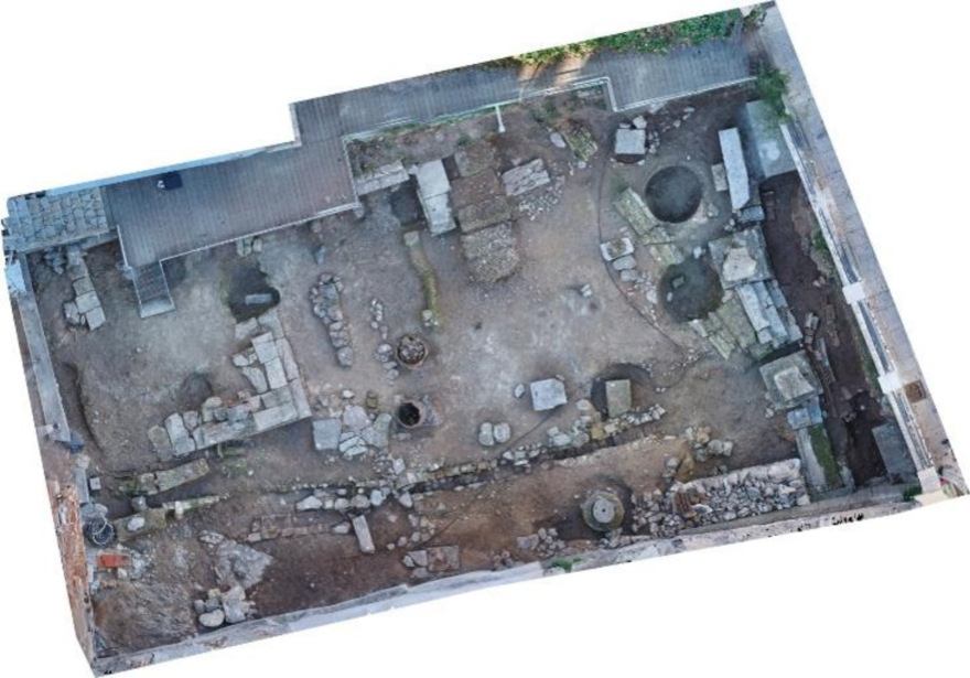 Αποκαλύφθηκαν αρχαιότητες στην αυλή της «Οικίας Κοκοβίκου» στην Πλάκα, δείτε φωτογραφίες
