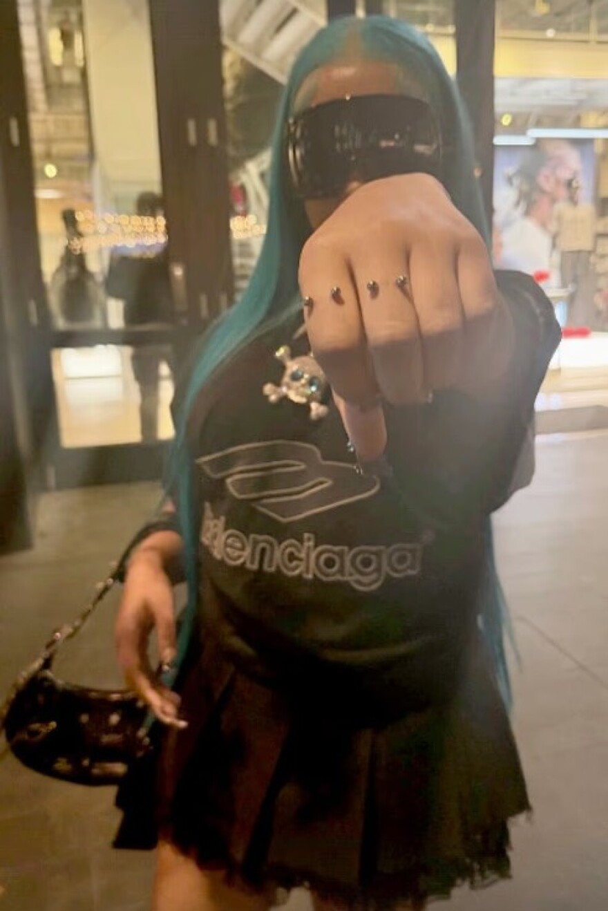 Η Νορθ Γουέστ ραπάρει για piercings, τατουάζ και κοπάνες από το σχολείο