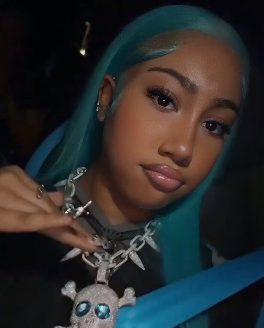 Η Νορθ Γουέστ ραπάρει για piercings, τατουάζ και κοπάνες από το σχολείο