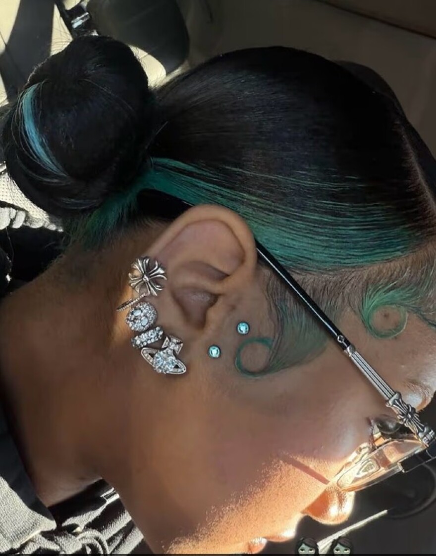 Η Νορθ Γουέστ ραπάρει για piercings, τατουάζ και κοπάνες από το σχολείο