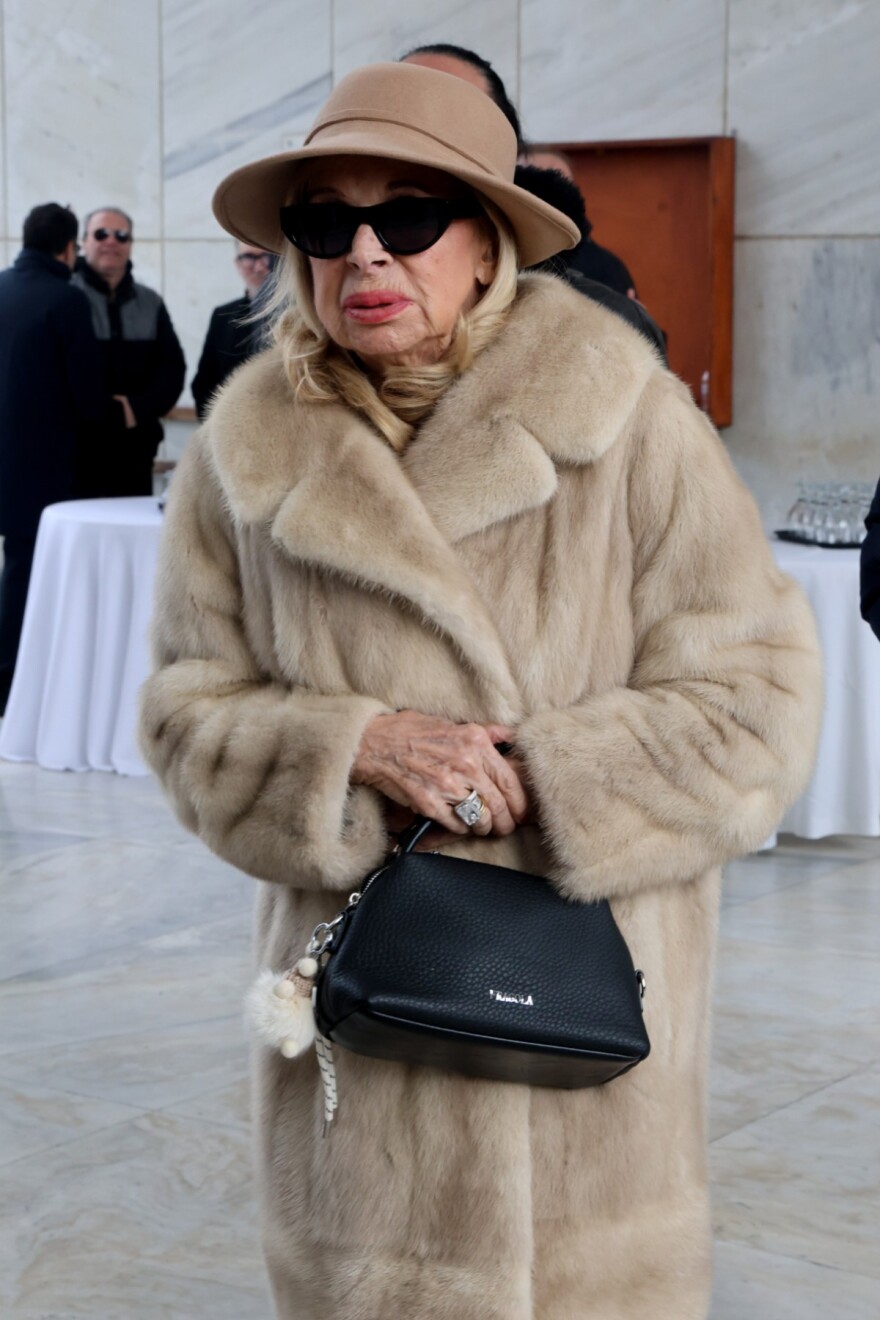 Το τελευταίο «αντίο» στη Μέλπω Ζαρόκωστα - Δύσκολη μέρα, τώρα πάει προς τον παράδεισο, είπε ο γιος της
