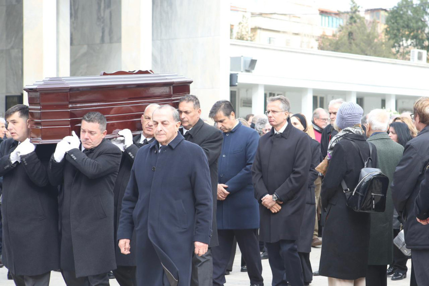 Το τελευταίο «αντίο» αυτή την ώρα στον πατριάρχη της Βιοχάλκο Νίκο Στασινόπουλο, παρών και ο Κυριάκος Μητσοτάκης